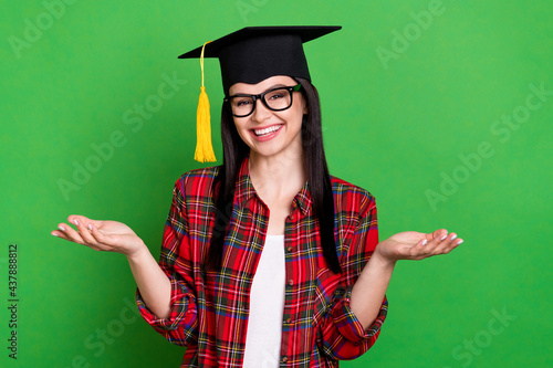 Obraz na plátně Photo of brunette clueless young lady shrug shoulders wearing graduation cap spe