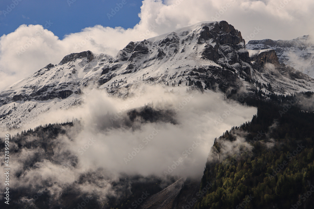 Frostiger Mai 2021 in den Berner Alpen; Blick von Brienz auf die Oltschiburg (2233m)