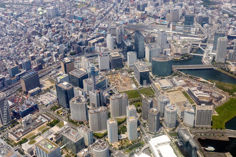 Fototapeta premium みなとみらい地区上空から横浜駅方向を空撮