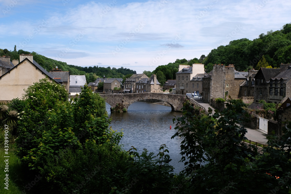 Le vieux pont du port de plaisance de Dinan en Bretagne