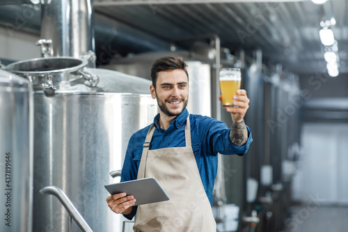 Foto Quality control of alcoholic beverage in production and work in brewery inspecti