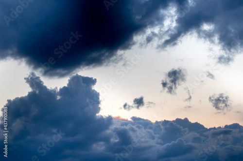Un orage se prépare durant le coucher du soleil © YuricBel