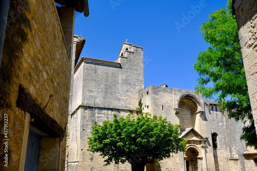 église romane village de saint restitut drôme