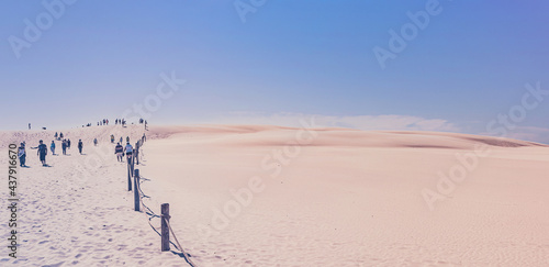 Fußspuren im Sand - Panorama Poster einer minimalistischen Szene mit Fußspuren im Sand in der Dünen Wüste an der Ostseeküste im Naturschutzgebiet Łeba (Leba) an der Lontzkedüne (polnisch Wydma Łącka)