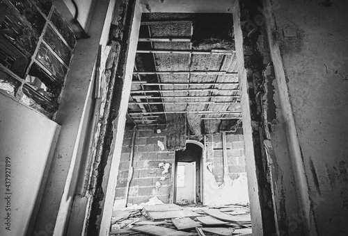 Fotografie Chaos Gebäude- Verlassenes, unbewohntes Gebäude mit zerstörter Architektur in gr