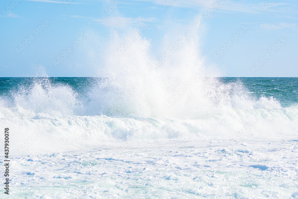 Ondas na Praia de Vilatur em Saquarema