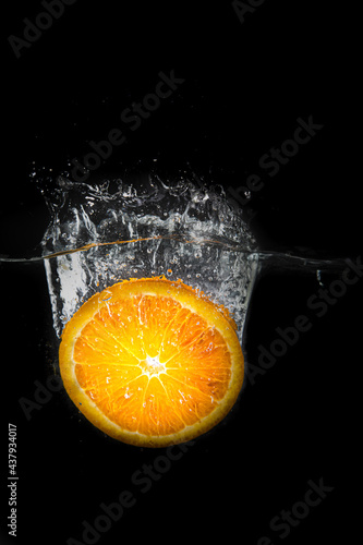 Splash su acqua arancia in low key