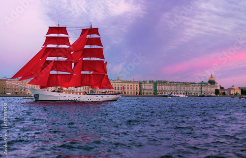 Fotografia Two-masted brig with scarlet sails on the Neva River in St