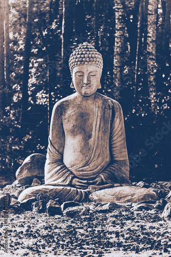 Buddha Der Erwachte - Denkmal Statue des Buddhismus als Mahnmal in freier Natur photo