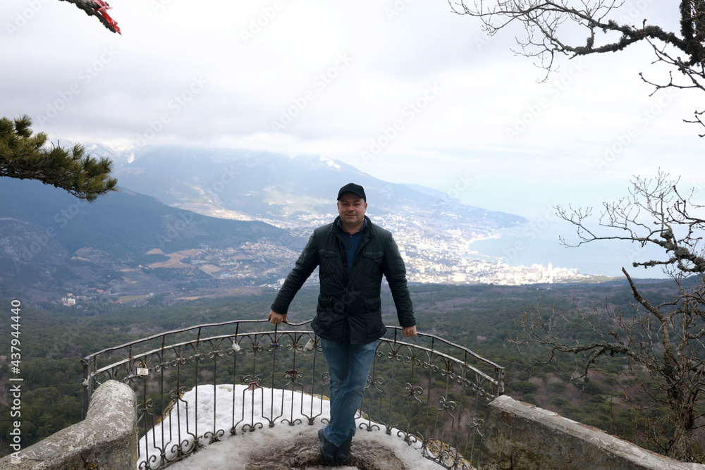 Obraz premium Man on observation deck of silver gazebo