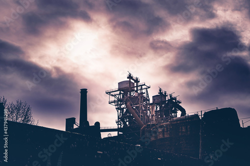 Atmosphäre Fotografie am Stahlwerk in der Zeche am Hochofen im Ruhrpott - Abendsonne im Landschaftspark Duisburg Nord - Hüttenwerk Duisburg-Meiderich Emscher Park am Abend im Sommer  photo