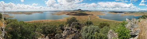 Panorama del embalse de la Serena tomada desde el mirador de Masatrigo con las rocas del monte en primer plano y la carretera de acceso visible