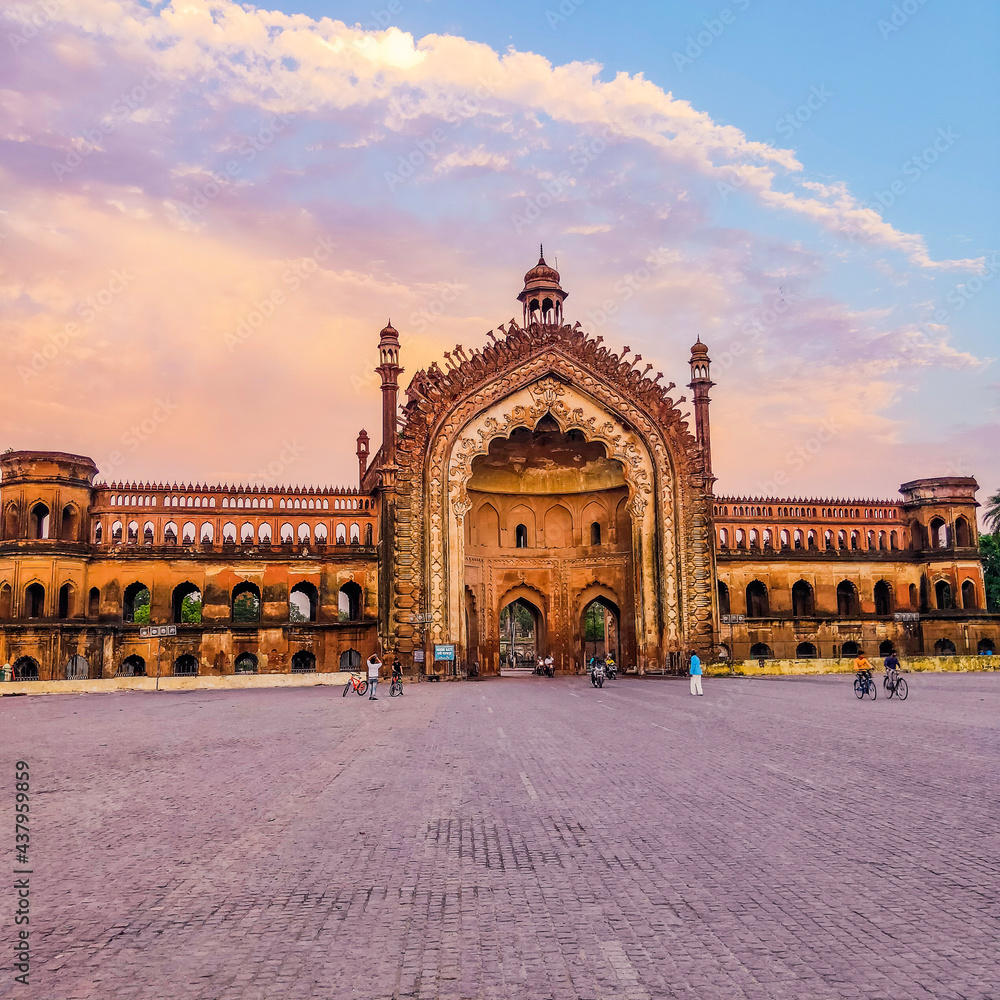 rumi-darwaza-this-gate-was-made-in-18th-century-by-the-king-of-awadh