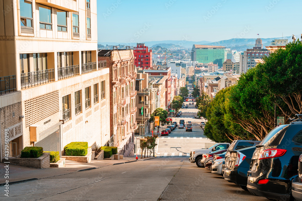 Obraz premium A street in the center of the city with a sloping road and a beautiful view of the downtown. San Francisco, USA - 17 Apr 2021