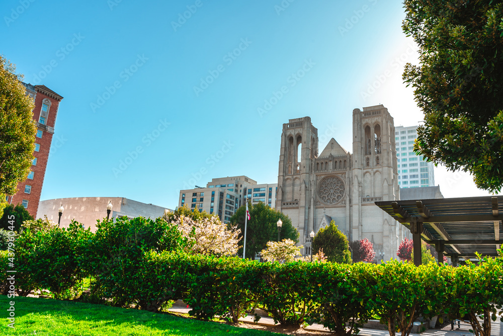 Fototapeta premium Beautiful view of Grace Cathedral on a summer day in San Francisco