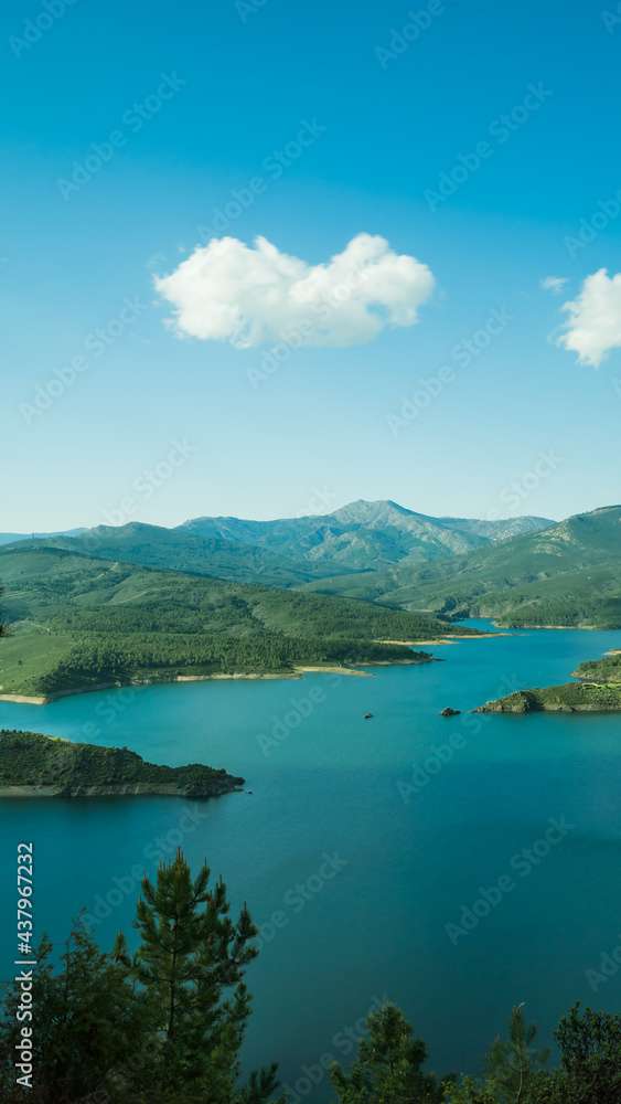 Lago grande entre las montañas , embalse en la sierra , vista aérea del embalse, vista de la presa en la montaña