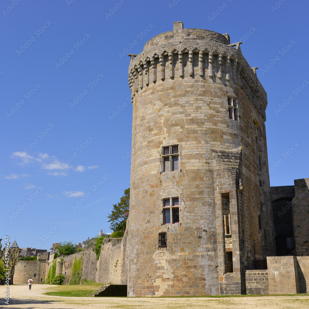 Carré tour et remparts du château fort (14è siècle) de Dinan (22100), département des Côtes-d'Armor en région Bretagne, France