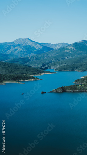 Lago grande entre las montañas , embalse en la sierra , vista aérea del embalse, vista de la presa en la montaña © MARALEM