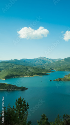 Lago grande entre las monta  as   embalse en la sierra   vista a  rea del embalse  vista de la presa en la monta  a