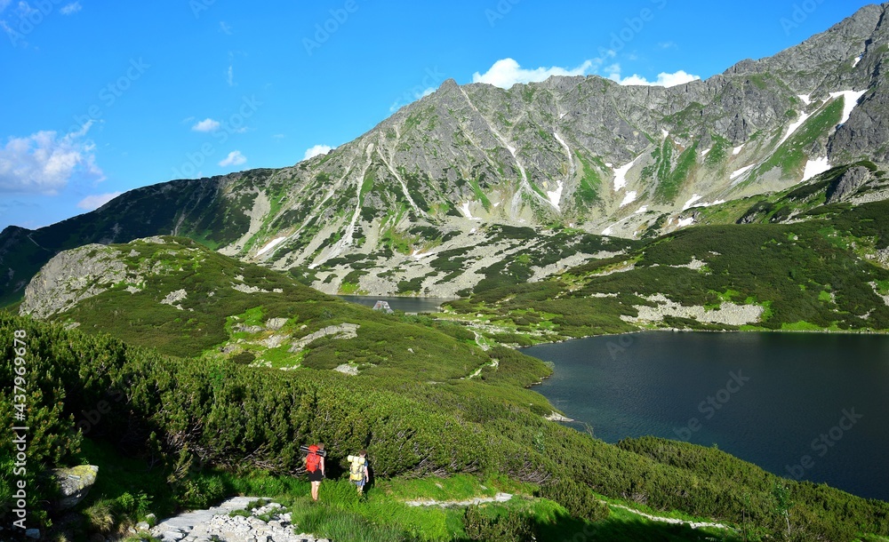 Φωτογραφία Two hikers on a trail along the beautiful lakes Wielki Staw and Przedni Staw in the High Tatras, Poland