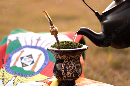 Chimarrão/mate com chaleira e bandeira do Rio Grande do Sul