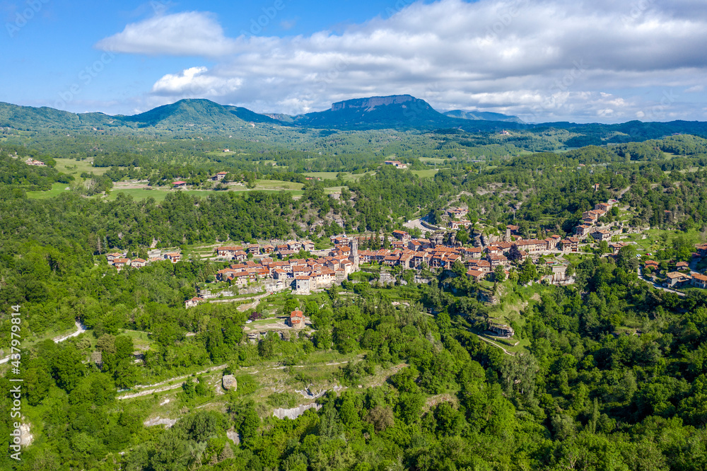 Obraz premium Rupit, a medieval village in the middle of nature. Catalonia, Spain