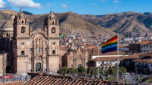 Bandera del tahuantinsuyo en la plaza de armas de Cusco, Perú. 