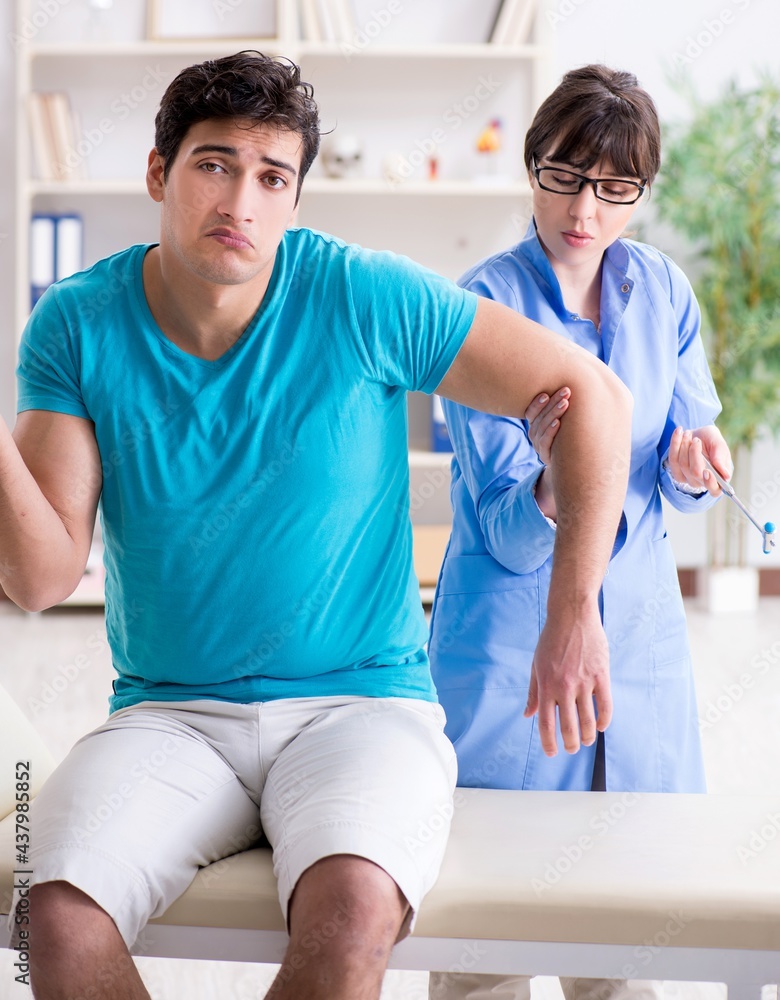 Obraz premium Doctor checking nerve reflexes with hammer