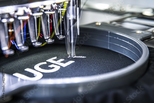 Industrielle Nähmaschine / Stickmaschine in einer Österreichischen Produktion