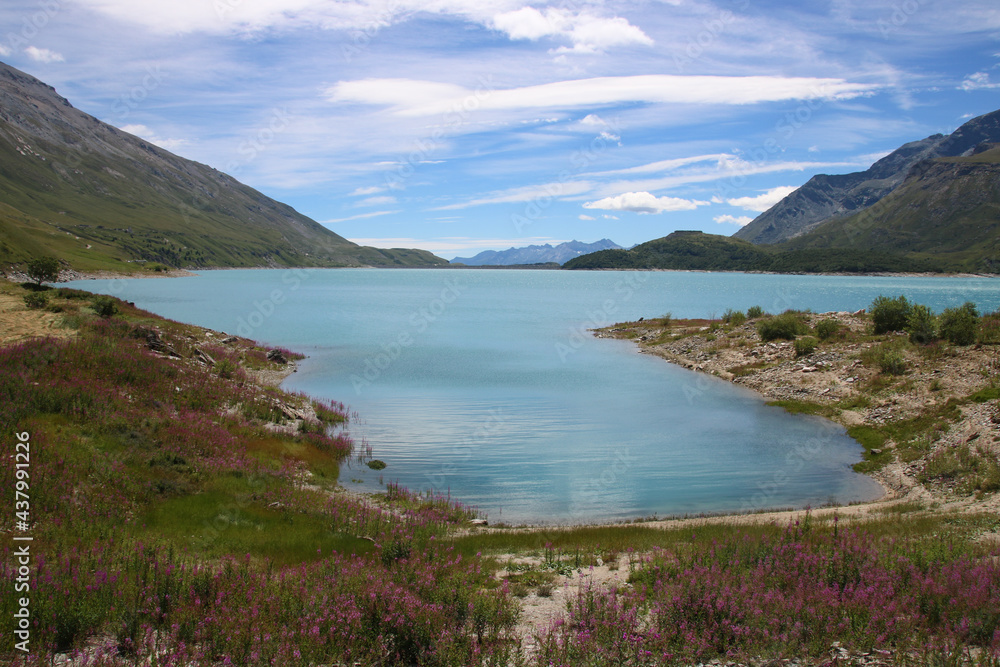 Le lac du Mont-Cenis est un lac situé dans le massif du Mont-Cenis entre la France et l'Italie à 1 974 m d'altitude sur la commune de Val-Cenis Le lac du Mont-Cenis est un lac situé dans le massif du Mont-Cenis entre la France et l'Italie à 1 974 m d'altitude sur la commune de Val-Cenis