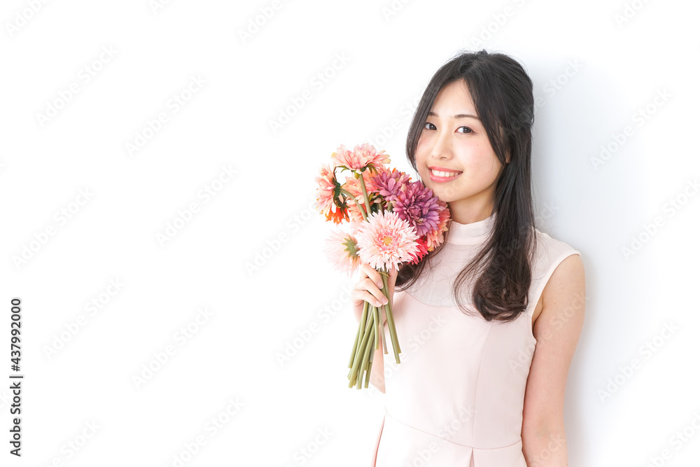 花をプレゼントする女性_母の日