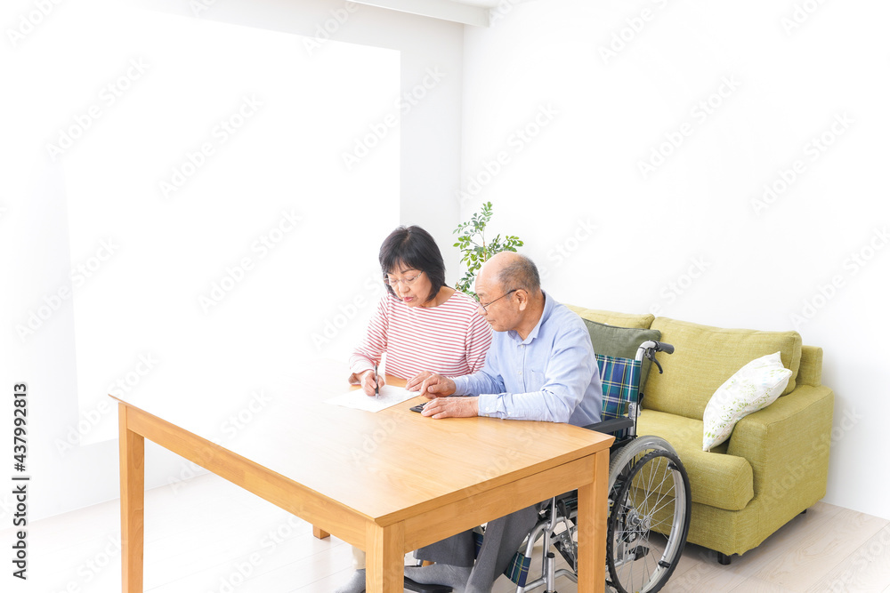 契約をする高齢の夫婦 契約をする高齢の夫婦