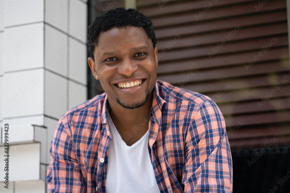 Obraz premium African american man sitting at a store window.