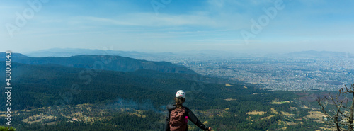 woman looking horizon / mujer viendo hacia el horizonte; Parque Nacional Cumbres del Ajusco, Méico.