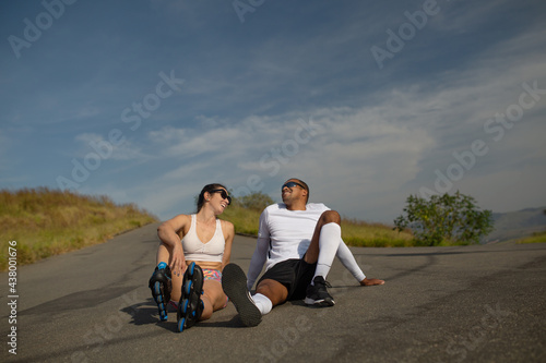 casal brasileiro fazendo exercícios ao ar livre  © Fabrine
