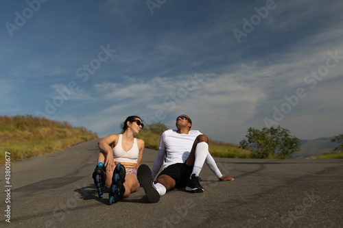 casal brasileiro fazendo exercícios ao ar livre 