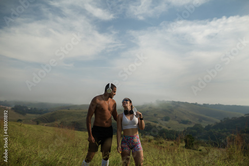 casal brasileiro sorrindo fazendo exercícios ao ar livre 