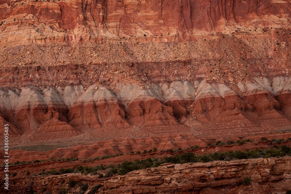 Naklejka premium Sandstone Cliffs Tumble into the Valley