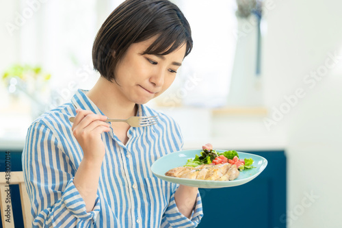 Schilderij op canvas 料理を見て困っている女性
