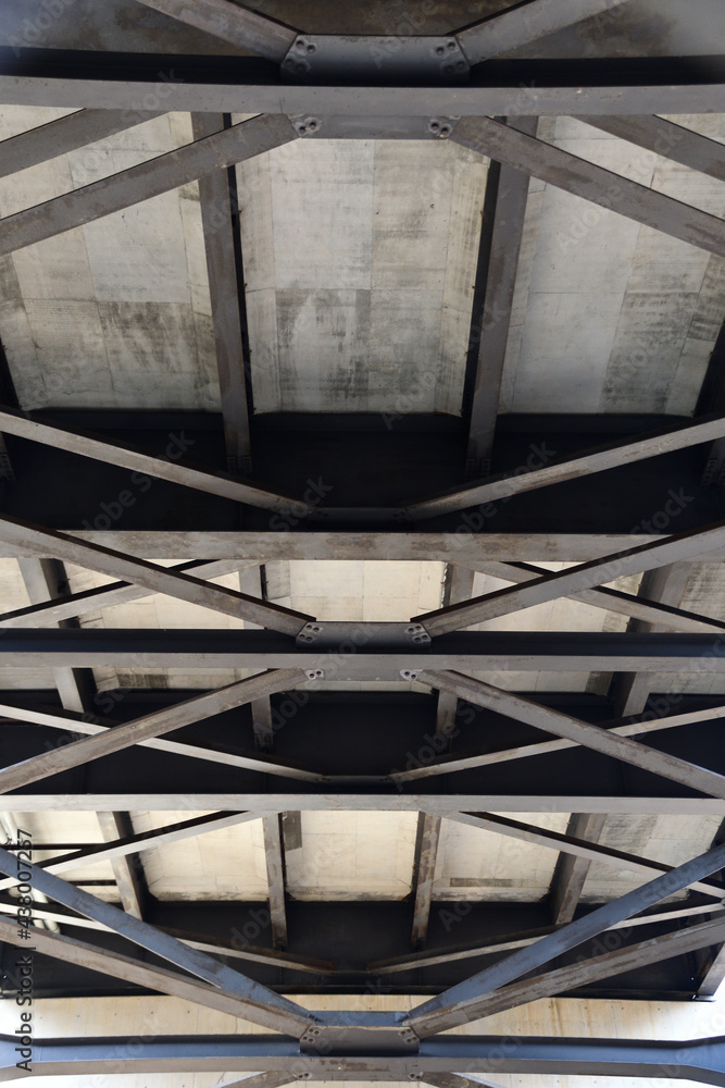 Fototapeta premium アーチ橋を真下から見上げたイメージ