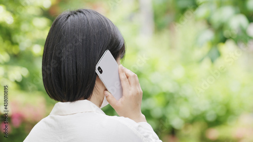 Photos 女性・新緑・電話