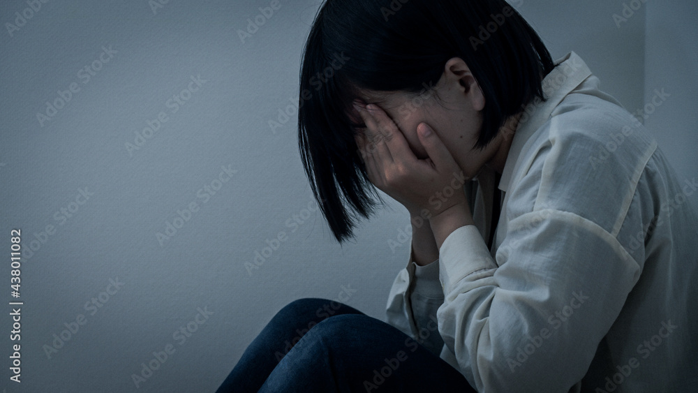 女性・落ち込む 女性・落ち込む
