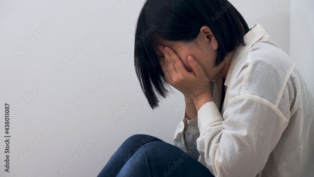 女性・落ち込む 女性・落ち込む