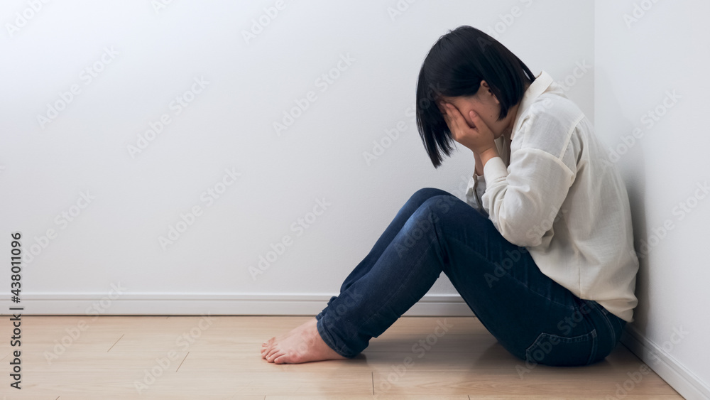 女性・落ち込む 女性・落ち込む