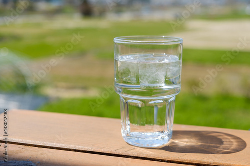 木のテーブルと水の入ったグラス