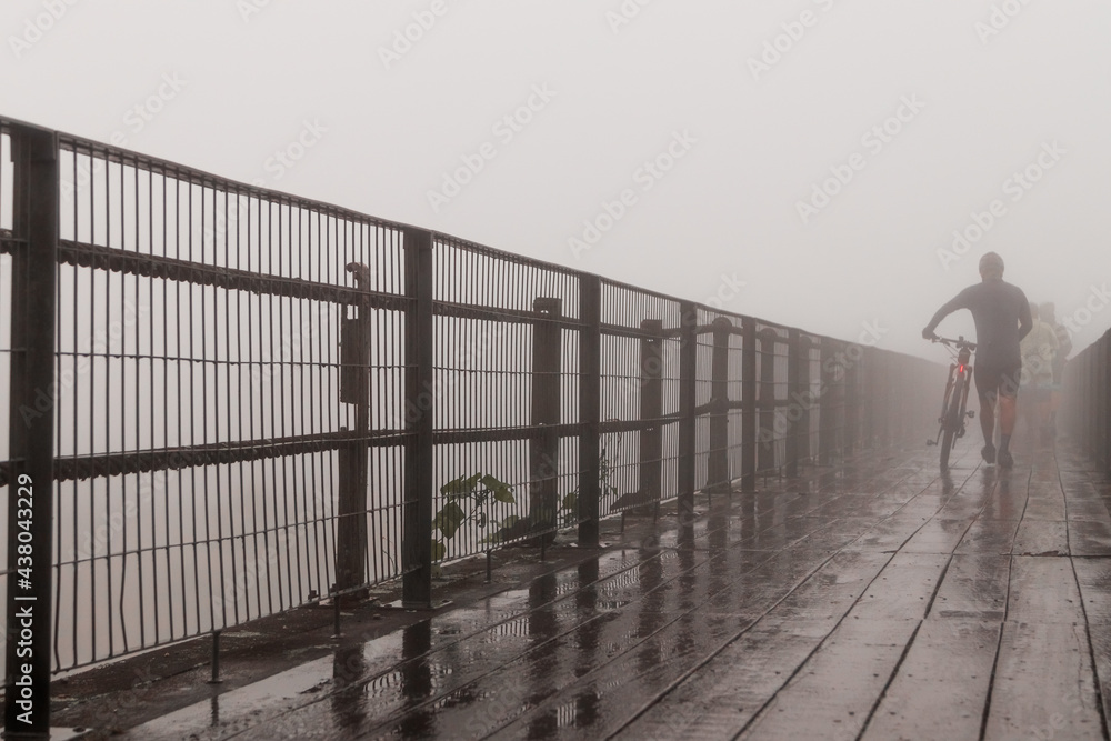 Ponte de metal e madeira no inverno, com chuva, neblina e névoa em Paranapiacaba, São Paulo.