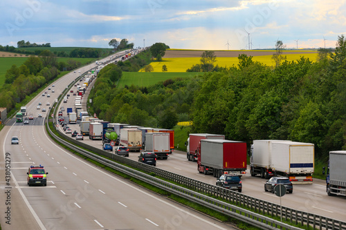 Stau auf der Autobahn vor einer Baustelle mit vielen LKWs