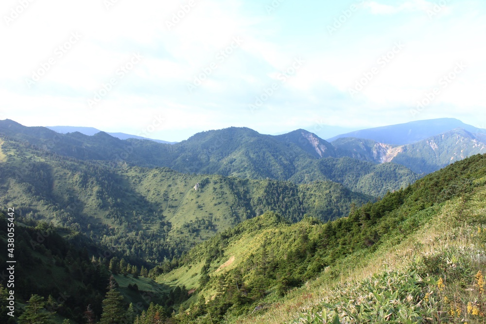 志賀高原の夏。横手山より望む信州の山々。