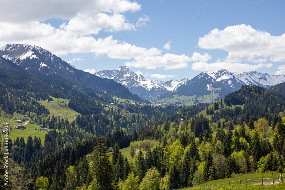 Wunderschöne Aussicht in den Alpen über ein Dorf mit Ausblick und ein wenig Schnee