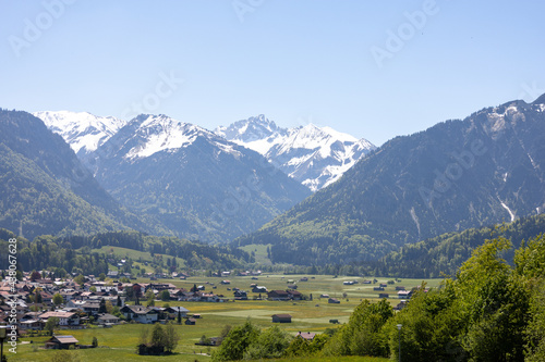 Wundersch  ne Aussicht in den Alpen   ber ein Dorf mit Ausblick und ein wenig Schnee